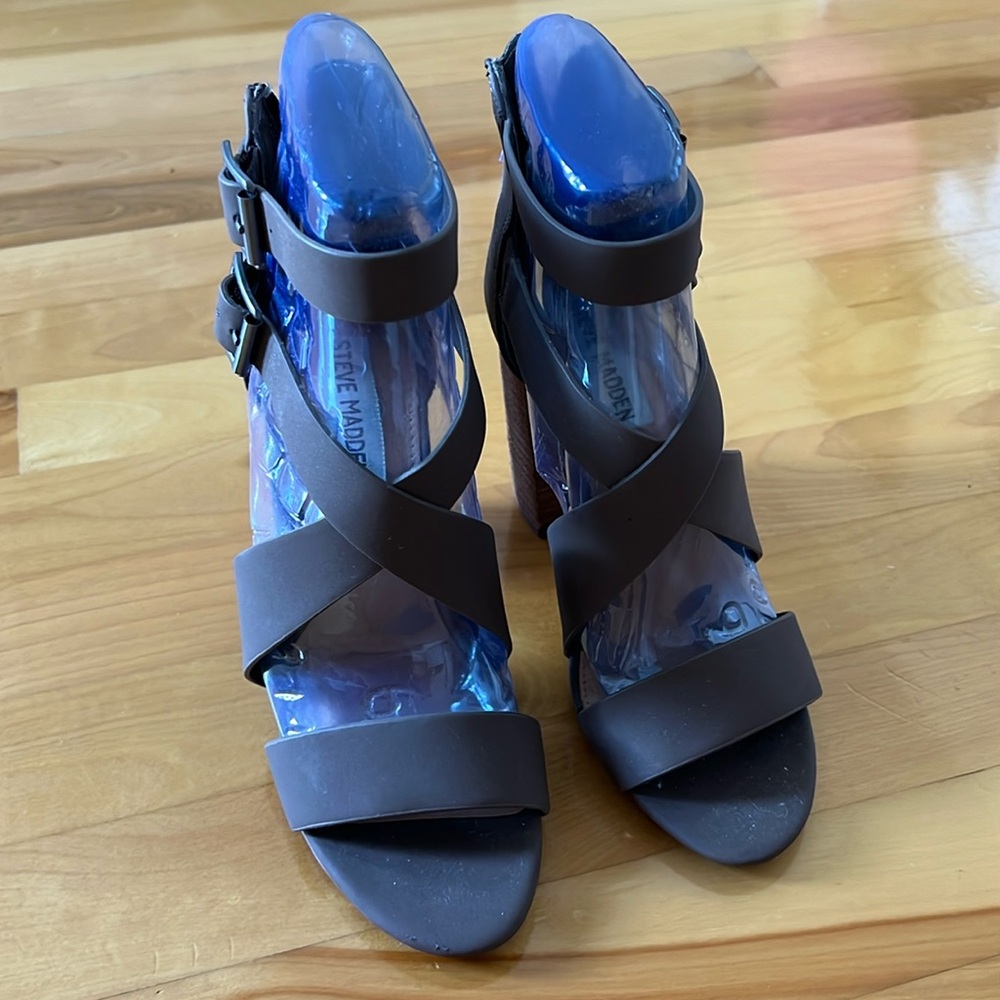 Steve Madden taupe sandals